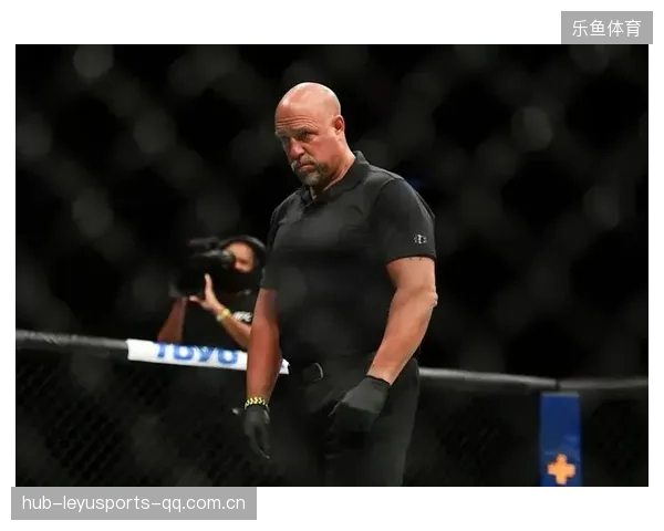 UFC裁判意外陷入激烈缠斗，现场震惊全场！