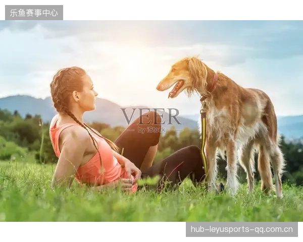 哈兰德训练中与狗狗赛跑，画面太治愈